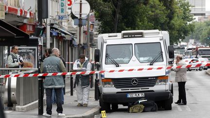 Des membres de la police scientifique rel&egrave;vent des indices, le 4 juin 2012, &agrave; la suite du braquage&nbsp;sur un fourgon blind&eacute; &agrave; Aubervilliers (Seine-Saint-Denis). (THOMAS SAMSON / AFP)