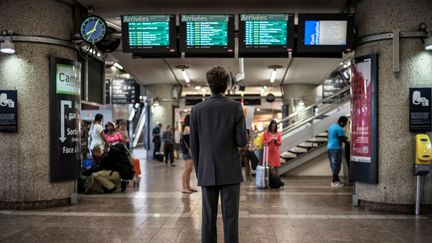 Un passager patiente en gare de Lyon Part-Dieu (Rh&ocirc;ne), le 11 juin 2014. (JEFF PACHOUD / AFP)