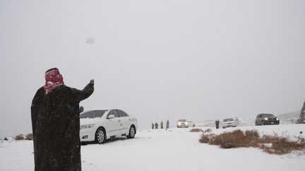 Un homme au milieu de la neige, tomb&eacute;e dans le d&eacute;sert, pr&egrave;s de Tabuk en Arabie Saoudite, le 9 janvier 2013.&nbsp; (REUTERS )