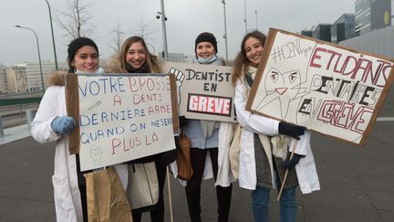 Manifestation des étudiants&nbsp;en chirurgie dentaire contre la plafonnement des soins. Paris, le 23 janvier 2017 (WITT / SIPA)