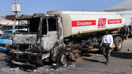 Un camion brûlé après les émeutes à Johannesbourg (Afrique du Sud), le 17 juillet 2021. (XAVIER WEST / SPUTNIK / AFP)