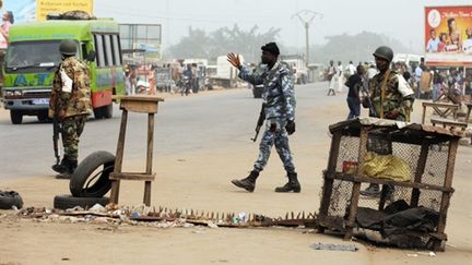 Abidjan, en Côte d'Ivoire, le 13 janvier 2011. Check point gardé par les forces loyalistes fidèles à Laurent Gbagbo. (AFP/ISSOUF SANOGO)