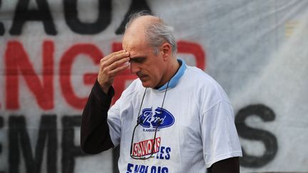 Philippe Poutou devant l'usine de Blanquefort (Gironde), le 5 mars 2018. (MAXPPP)