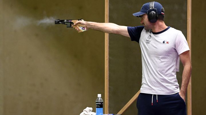 Clément Bessaguet lors de l'épreuve de tir au pistolet 25m des Jeux olympiques de Tokyo, le 2 août 2021. Le Français avait terminé à la 7e place, alors que son compatriote Jean Quiquampoix avait remporté l'or. (CROSNIER JULIEN / KMSP)