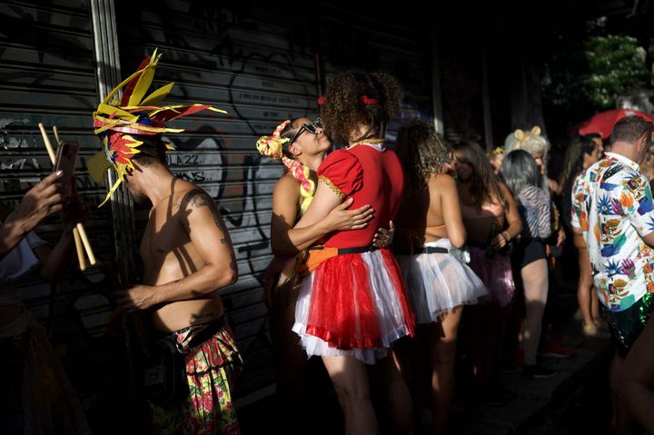 On danse dans les rues de Rio de Janeiro lors du défilé du bloc de quartier Ceu na Terra (11 février 2023) (MAURO PIMENTEL / AFP)