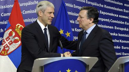 Le pr&eacute;sident serbe, Boris Tadic, serre la main du pr&eacute;sident de la Commission europ&eacute;enne,&nbsp;Jos&eacute; Manuel Barroso, le 28 f&eacute;vrier 2012 &agrave; Bruxelles (Belgique). (ERIC VIDAL / REUTERS)