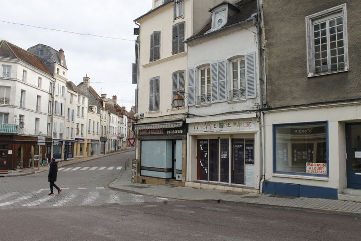 Dans les derniers mois, une boulangerie, un chausseur et un magasin&nbsp;de vêtements ont mis la clé sous la porte à Tonnerre (Yonne).&nbsp; (LOUISE HEMMERLE / FRANCE INFO)