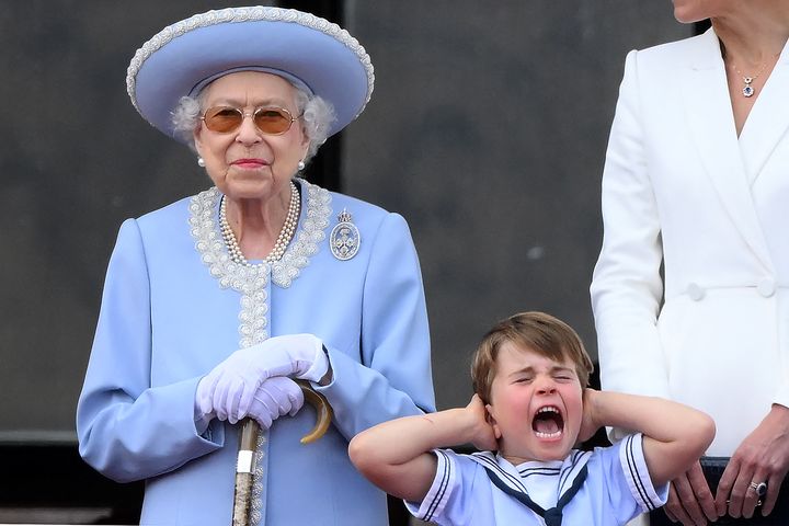 La reine d'Angleterre et sa famille sur le balcon du palais de Buckingham, à l'occasion de son jubilé, le 2 juin 2022.&nbsp; (DANIEL LEAL / AFP)