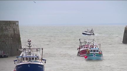 La France et l'Angleterre se livrent un véritable bras de fer concernant les licences de pêche.&nbsp;Selon les&nbsp;accords post-Brexit les pêcheurs français peuvent poursuivre leurs activités sur certaines eaux britanniques. Problème, à ce jour,&nbsp;la France n'aurait reçu que la moitié des licences prévues. (CAPTURE ECRAN FRANCE 2)