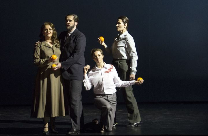 Eve (Birgitte Christensen), Adam (Thomas Walker), Abel (Olivia Vermeulen) et Caïn (Kristina Hammarström).
 (Bernd Uhlig / Opéra national de Paris)