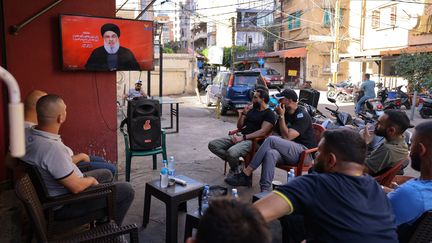 Des personnes regardent le discours télévisé du chef du Hezbollah, Hassan Nasrallah, dans un café à Beyrouth, au Liban, le 19 septembre 2024. (ANWAR AMRO / AFP)