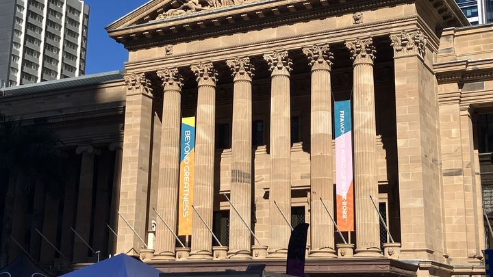 L'hôtel de ville de Brisbane avec deux banderoles aux couleurs de la Coupe du monde, le 29 juillet 2023. (MAYLICE LAVOREL / FRANCEINFO SPORTS)