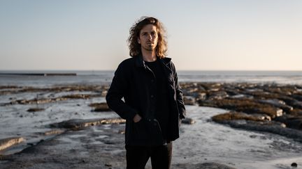 La mer et la cuisine, les deux univers qui habitent le chef Hugo Roellinger, à Cancale. (ANNE-CLAIRE HÉRAUT / MAISONS DE BRICOURT)