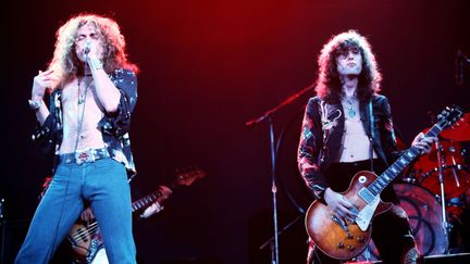 Robert Plant et Jimmy Page de Led Zeppelin sur scène en juin 1975. (IAN DICKSON / REX FEATU / REX/ SIPA)