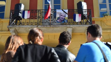 Une photo d'Herv&eacute; Gourdel a &eacute;t&eacute; affich&eacute;e sur la mairie de Saint-Martin-V&eacute;subie, en l'honneur du guide de montagne assassin&eacute; en Kabylie par un groupe jihadiste. (ANNE-CHRISTINE POUJOULAT / AFP)