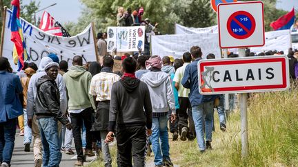 Le 20 juin 2015, des migrants ont particip&eacute; &agrave; la Journ&eacute;e mondiale pour les r&eacute;fugi&eacute;s en manifestant &agrave; Calais. Cette ville du nord de la France constitue la porte vers l'Angleterre pour les r&eacute;fugi&eacute;s. Eurotunnel a d&eacute;nombre dans ses installations pr&egrave;s de 1700 tentatives d'intrusion par nuit d&eacute;but ao&ucirc;t. (PHILIPPE HUGUEN / AFP)