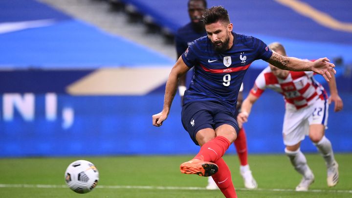 Olivier Giroud transforme l'un de ses quatre penalties avec les Bleus lors de France-Croatie, le 8 septembre 2020 en Ligue des nations. (FRANCK FIFE / AFP)