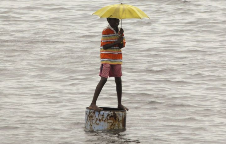 Un enfant réfugié sur un bidon pour échapper à une inondation dans le sud de l'Inde. (reuters/ Babu babu)