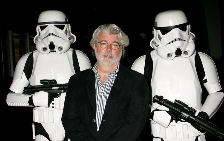 George Lucas, entouré par deux stormtroopers, le 3 octobre 2007 à Los Angeles (Etats-Unis). (GETTY IMAGES)