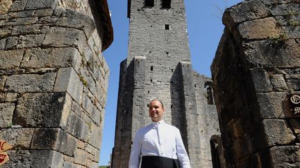 Le p&egrave;re Guillaume Soury-Lavergne pose le 12 ao&ucirc;t 2015 devant l'abbaye de Marcilhac-sur-C&eacute;l&eacute;, dans le Lot, qu'il veut restaurer. (REMY GABALDA / AFP)