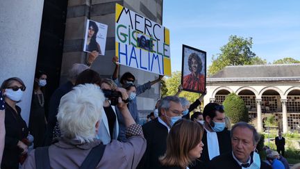 Une centaine de personnes sont venues rendre un dernier hommage à Gisèle Halimi lors de ses obsèques au Père-Lachaise, le 6 août 2020 à Paris. (LEO TESCHER / RADIOFRANCE)