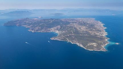 Vue aérienne d'îles grecques, près d'Athènes, la capitale de la Grèce, en août 2022. (Photo d'illustration) (NICOLAS ECONOMOU / NURPHOTO / AFP)