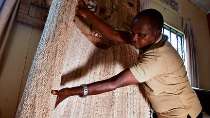 La transformation des déchets en fibres permet à l’entreprise de créer des tapis de sol, des tapis muraux, des sets de table, des dessous de verre, des paniers... Tous ces produits sont tissés à la main. Et pour développer ce savoir-faire, l’entreprise propose des formations professionnelles.&nbsp; &nbsp; (REUTERS / ABUBAKER LUBOWA)