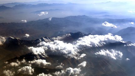 Des nuages photographiés au-dessus de la chaîne de l'Elbourz, dans le nord de l'Iran. (YASSER AL-ZAYYAT / AFP)