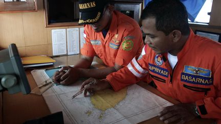 Des membres de l'&eacute;quipe de recherche malaisienne du Boeing 777 de Malaysia Airlines, dans le d&eacute;troit de Malacca, le 12 mars 2014.&nbsp; (REUTERS)