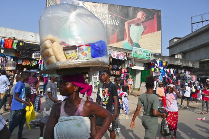 A Abobo, quartier populaire d'Abidjan, en Côte d'Ivoire, les mesures de distanciation sociale sont peu respectées. Photo prise le 16 avril 2020. (ISSOUF SANOGO / AFP)