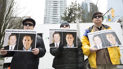 Des manifestants réclament la libération des deux Canadiens détenus en Chine, le 6 mars 2019 à Vancouver (Canada). (JASON REDMOND / AFP)