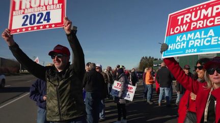 En Pennsylvanie, Donald Trump et Kamala Harris sont au coude-à-coude dans les sondages. Les deux candidats ont choisi ce même État-clé pour tenir leur dernier meeting de campagne, lundi 2 novembre, à la veille de l'élection présidentielle américaine. (FRANCE 2)