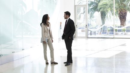 Un homme et une femme dans le hall d'une entreprise. (SIGRID OLSSON / MAXPPP)