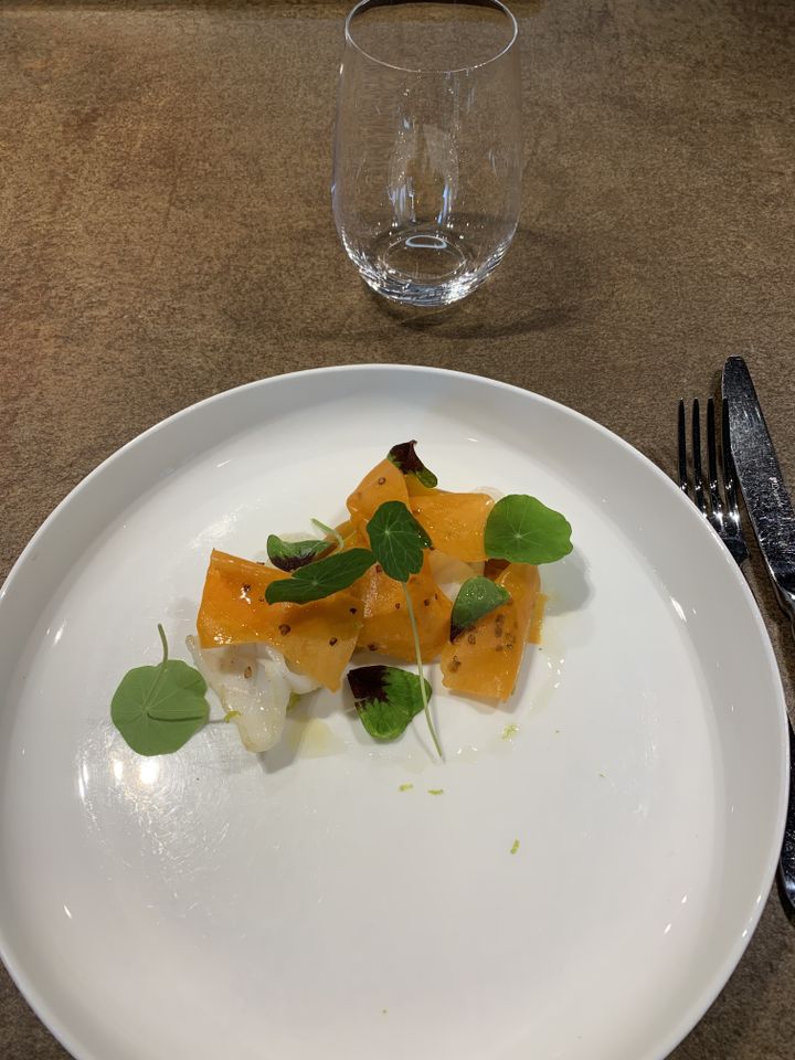 Courge kabocha et courge musquée avec calamar poêlé, recette minute du chef Julien Lemarié, à Rennes. (RF / BERNARD THOMASSON)