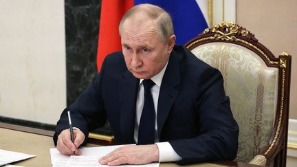 Le président russe Vladimir Poutine, à Moscou, la capitale de la Russie, le 10 mars 2022. (MIKHAIL KLIMENTYEV / SPUTNIK / AFP)