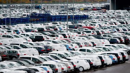 Des voitures Volkswagen neuves sur un parking à Fallersleben, en Allemagne, le 6 novembre 2015.&nbsp; (JULIAN STRATENSCHULTE / DPA /AFP)