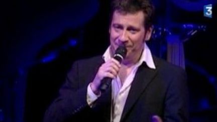 Laurent Gerra mêle rire et music-hall pour fêter ses 20 ans de carrière
 (Culturebox)