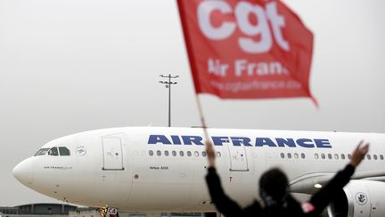 Un employ&eacute; d'Air France manifeste, le 15 octobre 2015 &agrave; Roissy (Val-d'Oise). (KENZO TRIBOUILLARD / AFP)