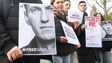 Des manifestants réclament la libération de l'opposant russe Alexeï Navalny, incarcéré en Russie, à Berlin (Allemagne), le 16 décembre 2023. (PAUL ZINKEN / DPA / AFP)