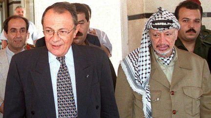 En visite privée en Israël et dans les Territoires palestiniens, Michel Rocard s'apprête à tenir une conférence de presse avec Yasser Arafat à Gaza, le 17 août 1998. (FAYEZ NURELDINE/AFP)