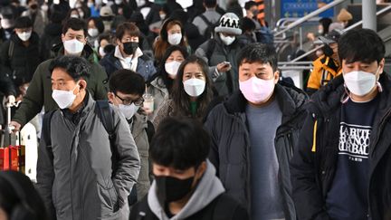 Sud-Coréens dans une gare de Séoul, le 20 janvier 2023. (JUNG YEON-JE / AFP)