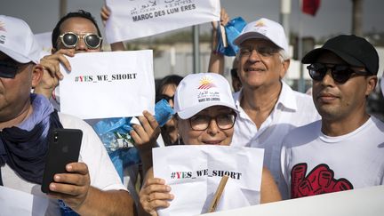 Des militants marocains lors d'une manifestation à Casablanca, le 10 août 2019, protestant contre les menaces proférées par des islamistes&nbsp;envers des bénévoles belges qui portaient des shorts.&nbsp; (FADEL SENNA / AFP)