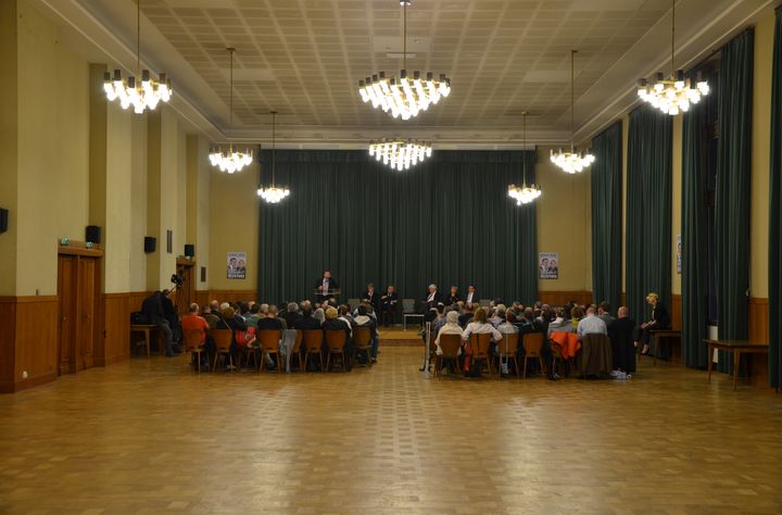 Le candidat FN aux europ&eacute;ennes Bernard Monot s'exprime lors d'une r&eacute;union publique, le 21 mai 2014, &agrave; la mairie de Chartres (Eure-et-Loir). (YANN THOMPSON / FRANCETV INFO)