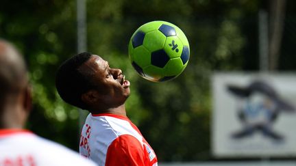 «J'ai toujours joué au foot dans mon pays. Sans chaussures, sur une terre très dure. J'ai eu tellement d'amis grâce au foot. Un match, c'est comme appeler un ami pour aller manger», s'enthousiasme Deogratias. (Alberto PIZZOLI / AFP)