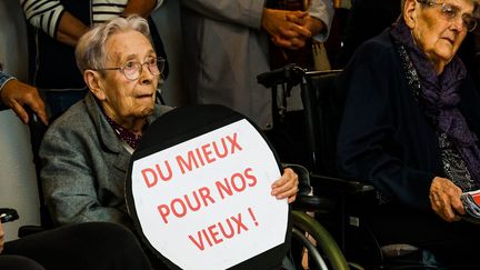 Des résidents d'un Ehpad manifestent dans le cadre de l'opération nationale "Les vieux méritent mieux", le 24 septembre 2024 à La Crèche (Deux-Sèvres). (JA BOUTIER / LA NOUVELLE REPUBLIQUE / MAXPPP)