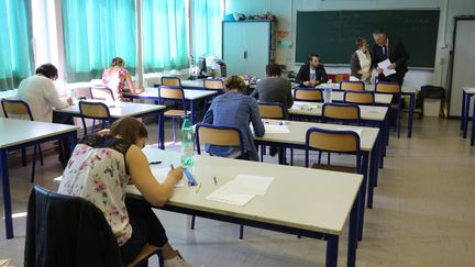 Des étudiants passent leur examen de CAP, à&nbsp;Freyming-Merlebach (Moselle), le 11 juin 2015. (MAXPPP)