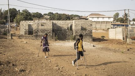 Etre handicapé "ne m'a pas empêché d'avoir de l'espoir et d'atteindre certains buts dans ma vie", dit Lahai Makieu en souriant. En mai, il a épousé sa compagne Zainab Turay, 28 ans, unijambiste et joueuse de foot, comme lui. "Dieu m'a permis de survivre à la guerre pour qu'un jour je puisse l'épouser", souffle-t-il à l’AFP. (JOHN WESSELS / AFP)