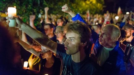 Des manifestants en Pologne contre la réforme de la Cour suprême devant le Sénat à Varsovie, le 21 juillet 2017. (WOJTEK RADWANSKI / AFP)