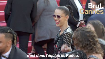 “On aurait pas imaginé être à Cannes”. Avec son film “Rodeo”, la réalisatrice Lola Quivoron met en lumière le cross-bitume. Brut l’a rencontrée avec le reste de son équipe, pour leur toute première montée des marches.