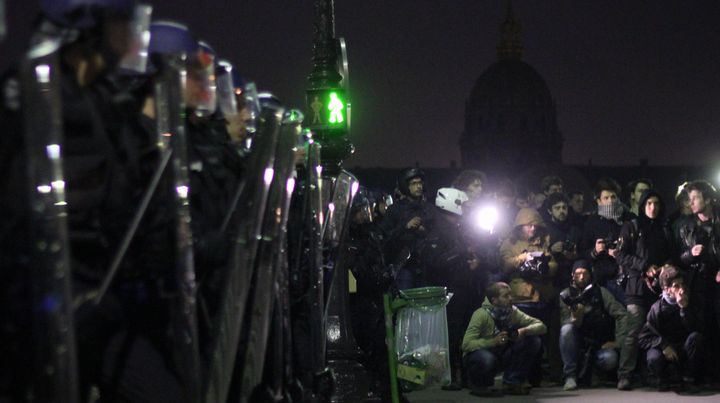 Un groupe de journalistes &agrave; la fin des &eacute;chauffour&eacute;es qui ont eu lieu sur l'esplanade des Invalides, le 23 avril 2013. (LORRAINE KIHL / FRANCETV INFO)